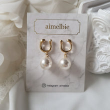 Load image into Gallery viewer, Horse Shoe and Pearl Earrings (Medium) - Gold