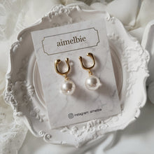 Load image into Gallery viewer, Horse Shoe and Pearl Earrings (Medium) - Gold
