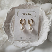 Load image into Gallery viewer, Horse Shoe and Pearl Earrings (Medium) - Gold