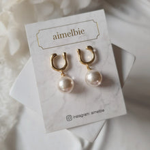 Load image into Gallery viewer, Horse Shoe and Pearl Earrings (Medium) - Gold