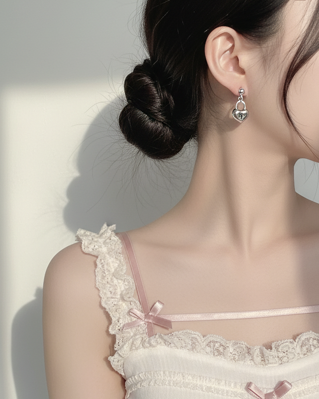 LE SSERAFIM Heo Yoon Jin Earrings] Silver Heart Lock Earrings