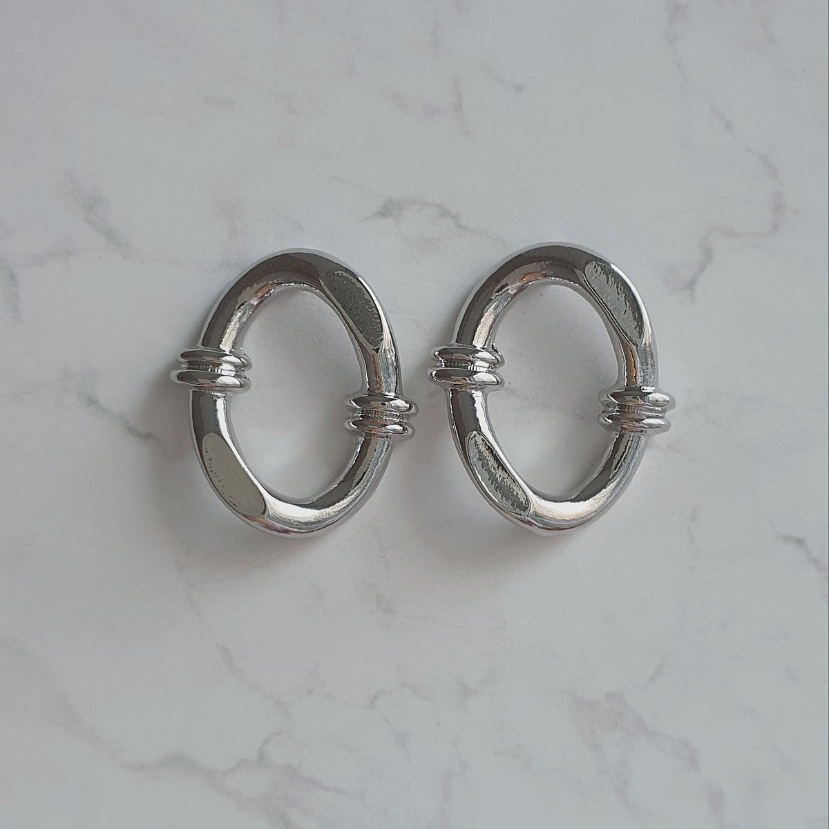 【aimelbie】lic Liquid Ribbon Earrings▲aespa着用 Aespa ニンニン Piercing] ジェーンリボンピアス - Silver Color