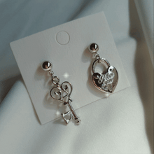 Load image into Gallery viewer, Silver Heart Key Earrings (STAYC Seeun, Sieun, Dreamcatcher Gahyun Earrings)