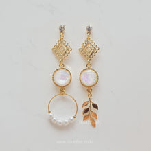 Load image into Gallery viewer, The Ancient White Planet Earrings (Weki Meki Rina, Suyeon Earrings)