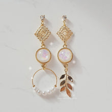 Load image into Gallery viewer, The Ancient White Planet Earrings (Weki Meki Rina, Suyeon Earrings)