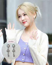 Load image into Gallery viewer, [IVE Gaeul Earrings] Antique Classic Key Earrings - Silver