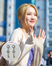 Load image into Gallery viewer, [IVE Gaeul Earrings] Antique Classic Key Earrings - Silver