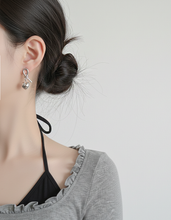 Load image into Gallery viewer, [fromis_9 Jiheon Earrings] Daily Ribbon and Modern Heart Earrings - Silver Color