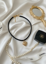 Load image into Gallery viewer, [Suzy from 'Doona!', IVE Yujin choker] Vintage Heart Locket Choker
