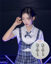 Load image into Gallery viewer, [IVE Gaeul Earrings] Antique Classic Key Earrings - Silver