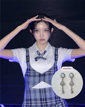 Load image into Gallery viewer, [IVE Gaeul Earrings] Antique Classic Key Earrings - Silver