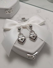 Load image into Gallery viewer, [LE SSERAFIM Heo Yoon Jin Earrings] Silver Heart Lock Earrings