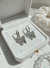 Load image into Gallery viewer, [ITZY Yuna Earrings] The Little Butterfly Huggies Earrings