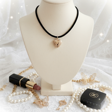 Load image into Gallery viewer, [Suzy from 'Doona!', IVE Yujin choker] Vintage Heart Locket Choker