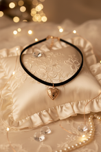Load image into Gallery viewer, [Suzy from 'Doona!', IVE Yujin choker] Vintage Heart Locket Choker