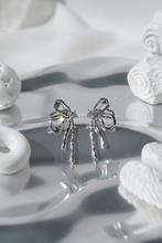 Load image into Gallery viewer, [Aespa Winter, NingNing Earrings] Metalic Liquid Ribbon Earrings - Silver Color