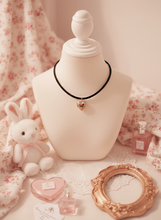 Load image into Gallery viewer, [Suzy from 'Doona!', IVE Yujin choker] Vintage Heart Locket Choker