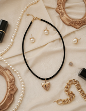 Load image into Gallery viewer, [Suzy from 'Doona!', IVE Yujin choker] Vintage Heart Locket Choker