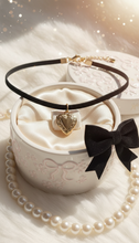 Load image into Gallery viewer, [Suzy from 'Doona!', IVE Yujin choker] Vintage Heart Locket Choker