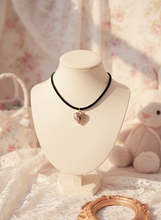 Load image into Gallery viewer, [Suzy from 'Doona!', IVE Yujin choker] Vintage Heart Locket Choker