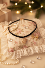 Load image into Gallery viewer, [Suzy from 'Doona!', IVE Yujin choker] Vintage Heart Locket Choker