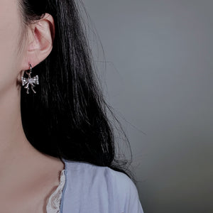 [IZNA Coco Earrings] Melting Ribbon Huggies earrings - Silver Color