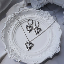 Load image into Gallery viewer, [NMIXX Sullyoon Necklace] Melting Metalic Heart Semi Choker Necklace