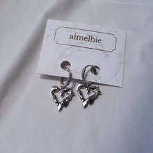 Load image into Gallery viewer, Melting Metalic Heart Huggies Earrings