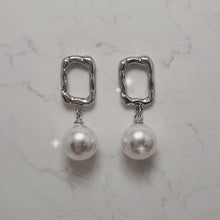 Load image into Gallery viewer, [Aespa Winter Earrings] Judy Earrings - Silver