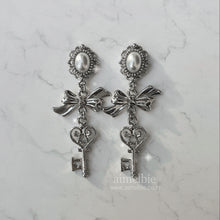 Load image into Gallery viewer, [STAYC Seeun Earrings] Antique Lovely Key Earrings - Silver