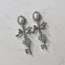 Load image into Gallery viewer, [STAYC Seeun Earrings] Antique Lovely Key Earrings - Silver