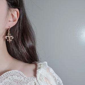 Fleur-De-Lis Huggies Earrings - Gold