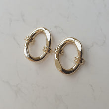 Load image into Gallery viewer, Knotted Oval Ring Earrings - Gold