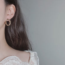 Load image into Gallery viewer, Knotted Oval Ring Earrings - Gold