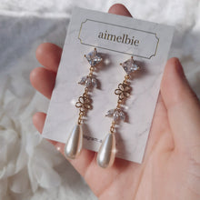 Load image into Gallery viewer, Diamond Floral Princess Earrings - Gold ver. (Ailee Earrings)