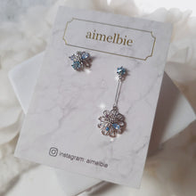 Load image into Gallery viewer, Pure Blue Flowers Earrings