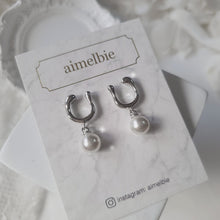 Load image into Gallery viewer, [STAYC J, Kep1er Yujin Earrings] Horse Shoe and Pearl Earrings (Small) - Silver