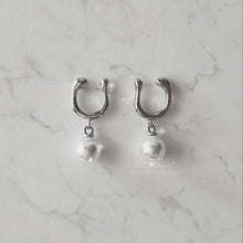 Load image into Gallery viewer, Horse Shoe and Pearl Earrings (Small) - Silver (Kep1er Yujin Earrings)