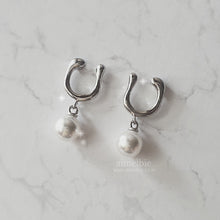 Load image into Gallery viewer, [STAYC J, Kep1er Yujin Earrings] Horse Shoe and Pearl Earrings (Small) - Silver