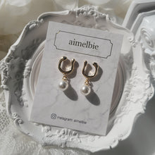 Load image into Gallery viewer, [KARA Seungyeon, STAYC Sieun Earrings] Horse Shoe and Pearl Earrings (Small) - Gold