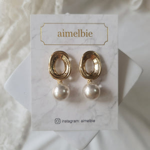 Vintage Oval Ring and Pearl Earrings - Gold