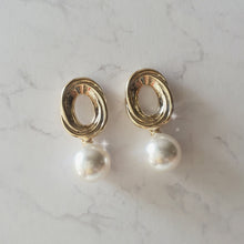 Load image into Gallery viewer, Vintage Oval Ring and Pearl Earrings - Gold