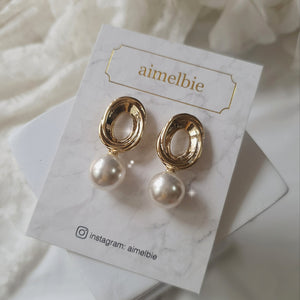 Vintage Oval Ring and Pearl Earrings - Gold
