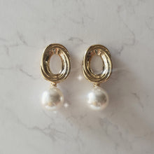 Load image into Gallery viewer, Vintage Oval Ring and Pearl Earrings - Gold