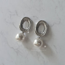 Load image into Gallery viewer, Vintage Oval Ring and Pearl Earrings - Silver (Weeekly Sujin Earrings)