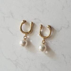 [KARA Seungyeon, STAYC Sieun Earrings] Horse Shoe and Pearl Earrings (Small) - Gold