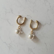 Load image into Gallery viewer, [KARA Seungyeon, STAYC Sieun Earrings] Horse Shoe and Pearl Earrings (Small) - Gold