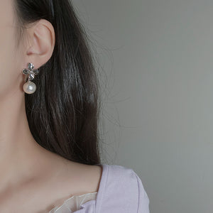 [IVE Leeseo, STAYC Sieun Earrings] Botanic Flower and Pearl Earrings - Silver