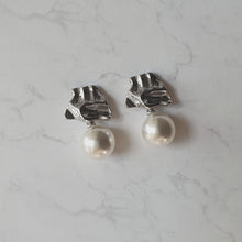 Load image into Gallery viewer, Claire Earrings - Silver ver. (Kep1er Kim Chaehyun Earrings)