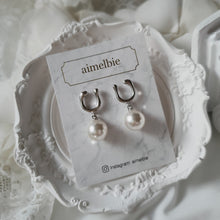 Load image into Gallery viewer, [fromis_9 Nakyung Earrings] Horse Shoe and Pearl Earrings (Medium) - Silver